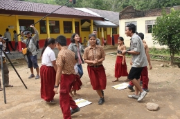 berbagi kebahagiaan dengan anak-anak di desa loklahung, kalimantan selatan/ dethazyo