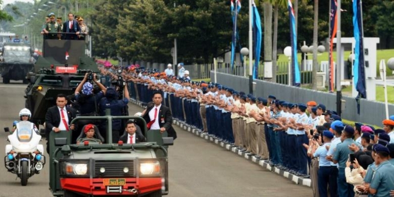 Presiden Jokowi naik kendaraan Anoa Amphibi saat menghadiri Rapim TNI 2017, di Mabes TNI Cilangkap, Jakarta, Senin (16/1/2017) pagi. KOMPAS.com