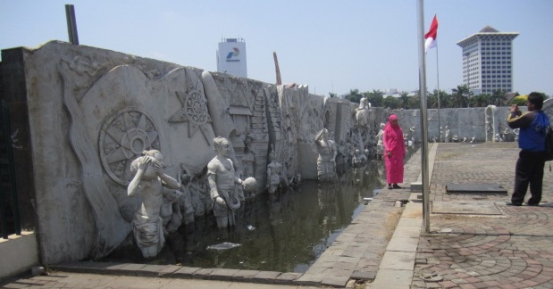 Banyak sekali para pengunjung yang berfoto di relief-relief sejarah Indonesia yang berada di halaman luar Monas ini. (dok pri).