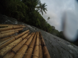 menaklukkan sungai amandit dengan rakit bambu/ dethazyo