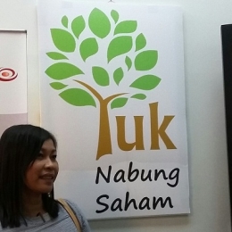 Salah seorang peserta SPM berpose di logo Yuk Nabung Saham, BEI Perwakilan Batam (dokpri)