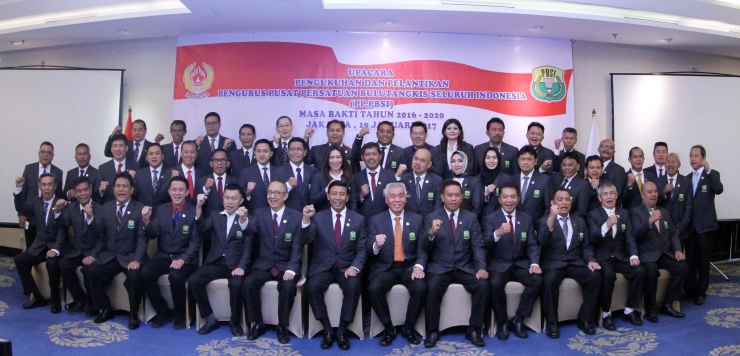 Wiranto dan jajaran pengurus PP PBSI 2016-2020 usai pengukuhan/badmintonindonesia.org