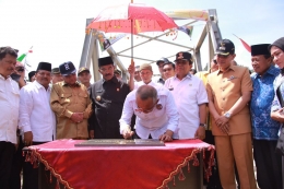 Gubri H Arsyadjuliandi Rachman meresmikan Jembatan Sumpur (www.warnariau.com)