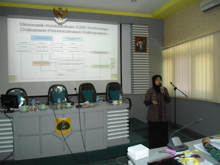 Melakukan paparan pentingnya sanitasi, mengetuk kepedulian dunia usaha berpartisipasi dalam pembangunan sanitasi melalui CSR (Foto: Dokpri)
