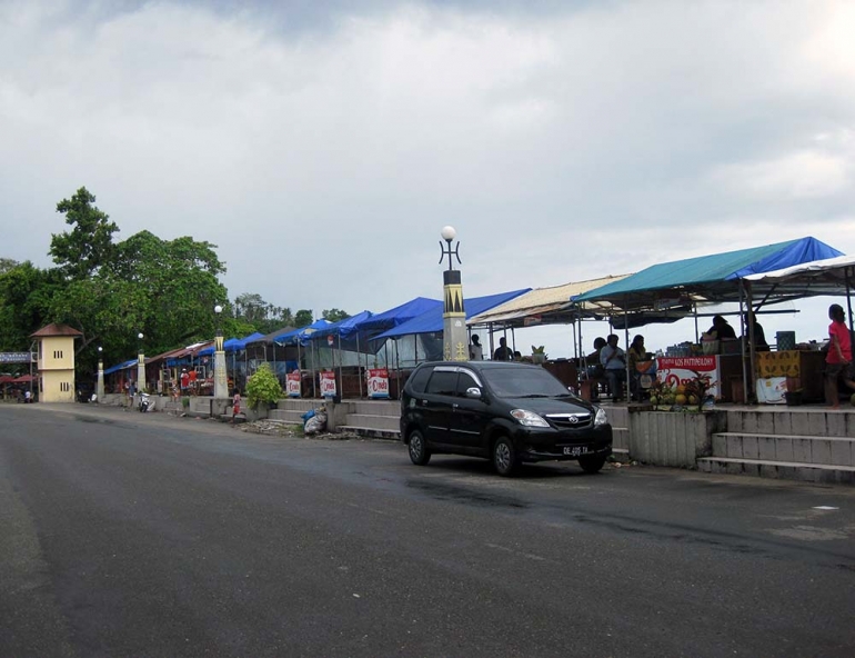 Berjejer Warung-warung rujak natsepa di pinggir Pantai Natsepa.