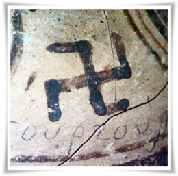Tanda atau simbol Swastika yang dikenal paling awal ditemukan pada 10.000 SM di Ukraina, diukir pada gading mammoth. (The Epoch Times)