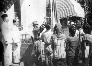 Bendera Merah Putih yang kelak dinamakan Bendera Pusaka saat pertama kali dikibarkan pada 17 Agustus 1945. (Foto: mindtalk.com)
