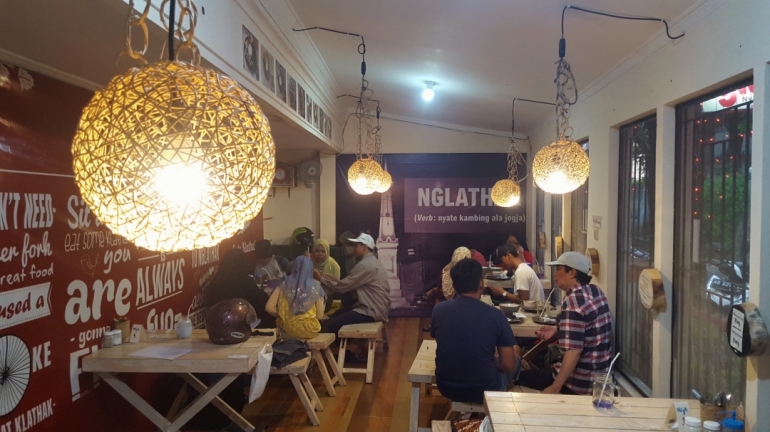 Interior Warung Nglathak dipenuhi wallpaper dan lampu yang membuat suasanya semakin nyaman (dok. pribadi).