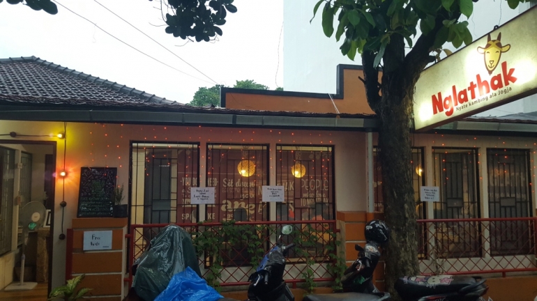 Warung Nglathak menyulap bangunan yang awalnya rumah kos menjadi tempat makan yang unik (dok. pribadi).