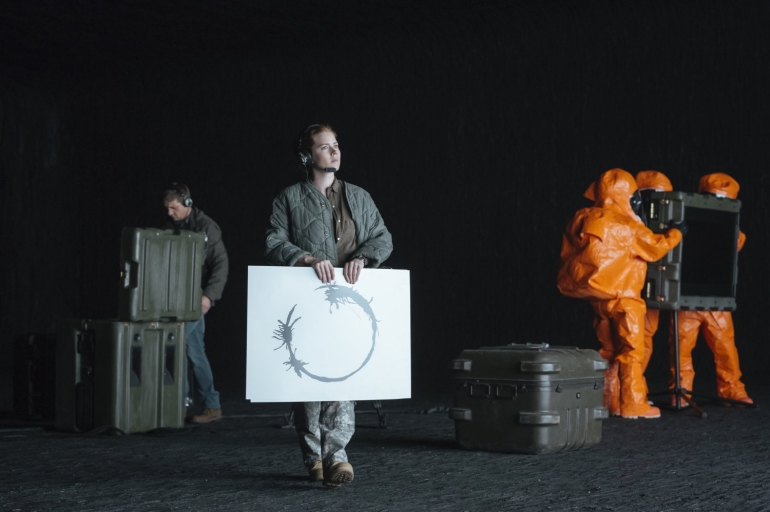 Amy Adams sebagai Dr Louise Banks seorang ahli liguistik dalam Arrival| Sumber: Arrival, Jan Thijs/IMDB