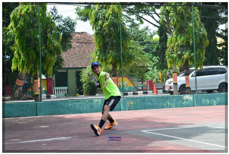 Atlet Pra PORDA Kabupaten Bantaeng pada cabang Tenis Lapangan sedang berlatih di Lapangan PELTI Bantaeng (21/01).