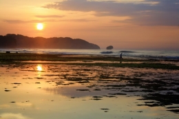 Senja di Pantai Sepanjang (sumber: blog.reservasi.com)