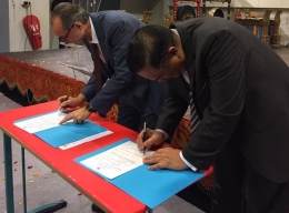 Penandatanganan dokumen hibah gamelan dari pemerintah Indonesia untuk sekolah di Perancis.