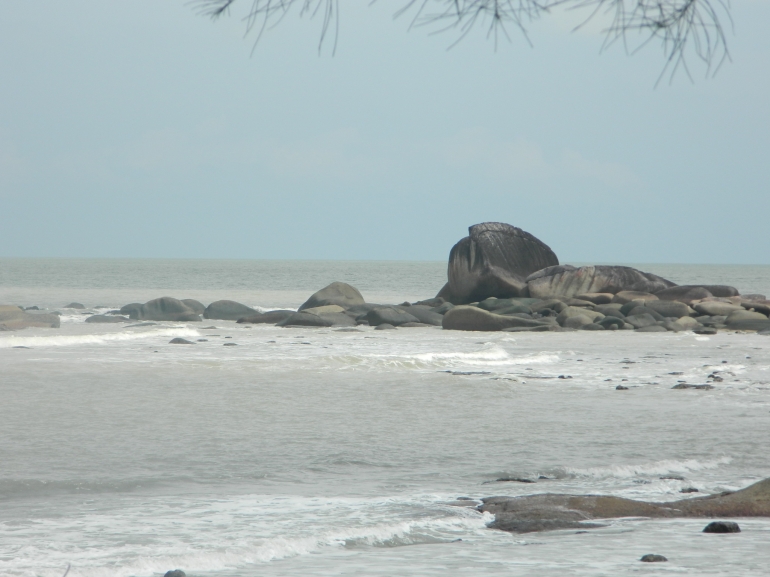 Salah satu bibir pantai dan batu besar di Pantai Temajuk Kecamatan Paloh Kabupaten Sambas| Dok pri