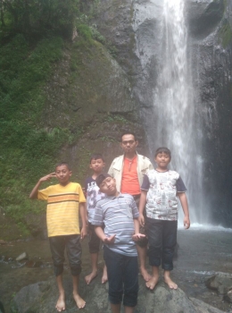 Mr Ari & Anak-anak di Air Terjun