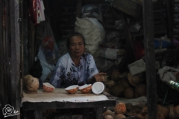 di pasar tradisional pembeli diajarkan pinta dan jeli memilih barang, seperti halnya memilih kelapa yang terbungkus batok kelapa