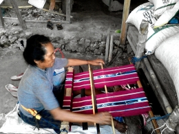 Mama desa sedang menenun kain Tanimbar