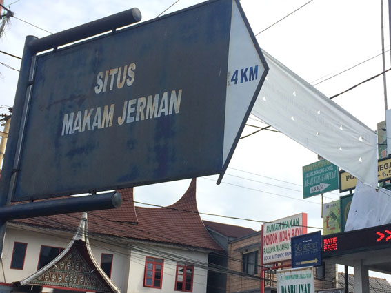 Plang situs Makam Jerman, 500 meter dari pertigaan Gadog