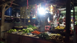 Kios Pasar Rakyat yang kurang terawat dengan pencahayaan yang kurang membuat orang enggan berbelanja (dok. pribadi).