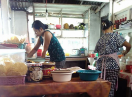 Dapur sekaligus warung lotek di jalan monginsidi (foto: dok pri)