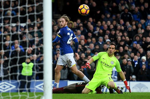 Claudio Bravo melihat bola masuk ke gawangnya saat menghadapi Everton/Manchestereveningnews.co.uk