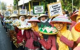 Pedagang pasar rakyat di Kota Yogyakarta melakukan karnaval untuk mempromosikan pasar tempat mereka berjualan. Kegiatan ini merupakan bagian dari Gebyar Pasar yang setiap tahun digelar di Kota Yogyakarta untuk melestarikan pasar rakyat (dok. pribadi).