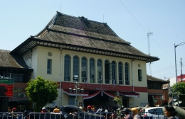 Pasar Gede di Solo, Jawa Tengah merupakan pasar rakyat yang menjadi salah satu pusat perdagangan dan perekonomian di Kota Solo hingga kini (dok. pribadi).