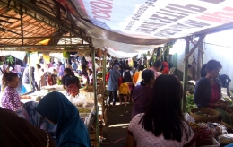 Suasana Pasar Rakyat dengan tempat berjualan seadanya dan kemungkinan becek saat hujan turun (dok. pribadi).