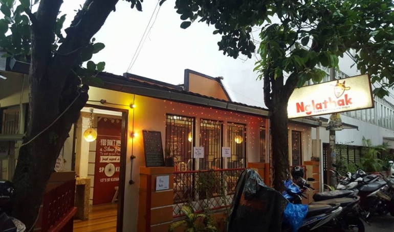 Warung Nglathak Tengah Kota. Foto: Hendra Wardana