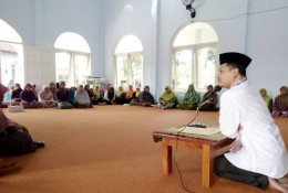 Ustad Anis memberi tauziah ibu- ibu (foto: dok AM)