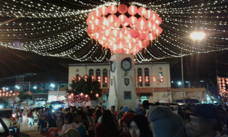 Aneka bentuk lampu lampion di atas menara jam Pasar Gede. (Sumber foto: Trie yas)