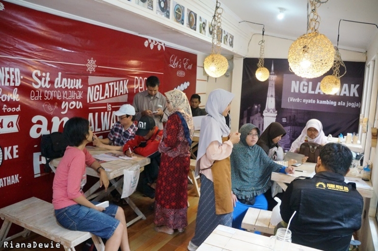 Warung Nglathak selalu ramai pengunjung