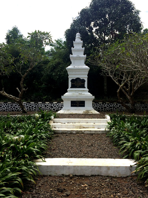 Monumen ini dibangun pada tahun 1926, 19 tahun lebih awal dari makam (Foto: Diella Dachlan)