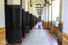 pintu tinggi dan berdaun pintu ganda, ciri khas bangunan Belanda di Indonesia
