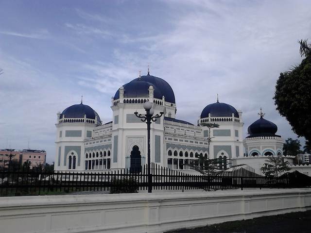 Masjid Raya Al Mashun kota Medan (Dokumentasi Pribadi) 