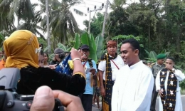 Penerimaan calon imam oleh seorang ibu berhijab dalam upacara tahbisan di Nangaroro, Kabupaten Nagekeo, 10 Januari lalu/facebook GerogeSogeSoo