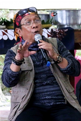 GM Geopark Gunungsewu, Ir. Budi Martono saat memberi paparan di depan netizen (dok. pribadi)