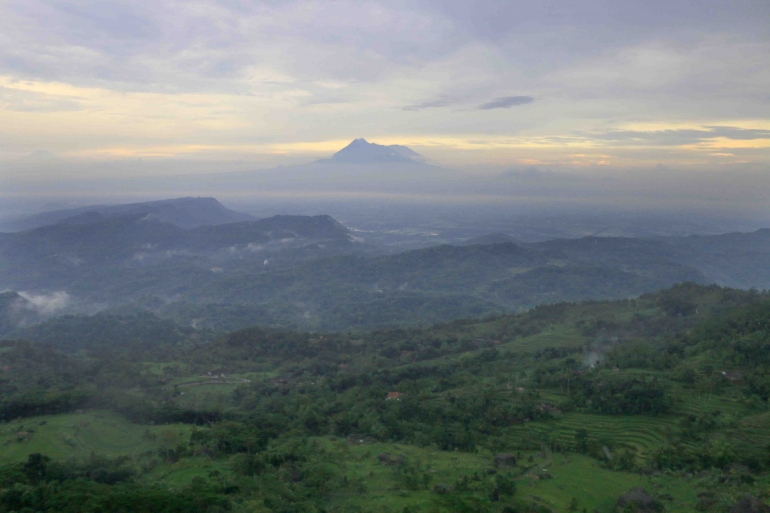 Gunung Merapi tampak gagah dari Puncak Wayang, Nglanggeran (dok. pribadi)