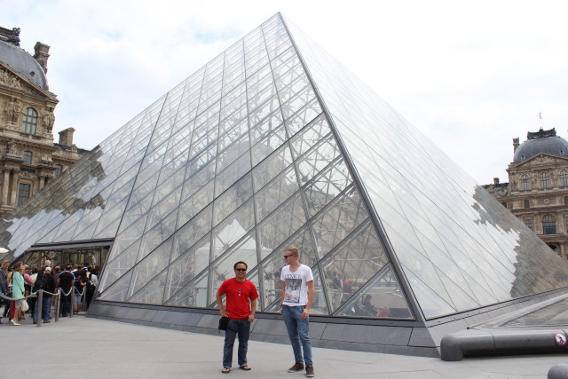 Salah satu pintu masuk utama. Pyramide du Louvre