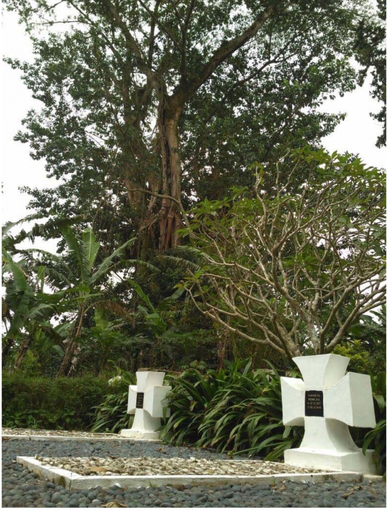 Dua diantara 10 makam tentara Jerman (Foto: Bimo Tedjokusumo)