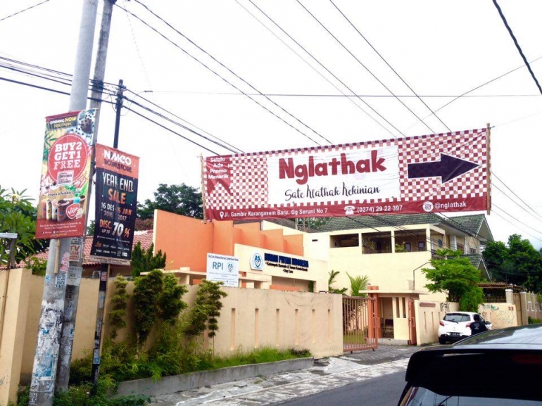 Spanduk warung sebelum Percetakan Kanisius|Dokumentasi pribadi