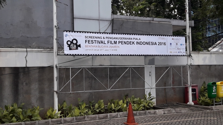 Banner penyelenggaraan FPPI 2016 di gedung Kompas Gramedia(dokumen pribadi) 