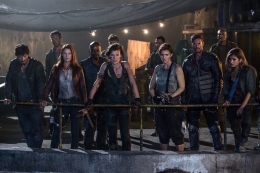 Alice dan kawan-kawannya siap membendung serbuan pasukan zombie ( dok. IMDB)
