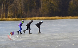 Berlatih seluncur es (Ice skating) di atas sungai Zwart Water di Belanda/foto ©DellaAnna