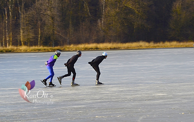 Berlatih seluncur es (Ice skating) di atas sungai Zwart Water di Belanda/foto ©DellaAnna