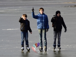 Drie jongens op de Zwart Water rivier/foto ©DellaAnna