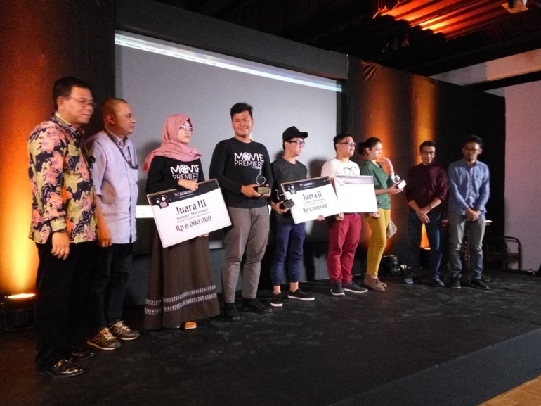 Para pemenang festival film pendek Indonesia (FFPI) 2016 dari kategori mahasiswa berfoto bersama setelah pengumuman dan screeing film pendek di Bentara Budaya jakarta, Palmerah, 2o Januari 2017 (dokpri)