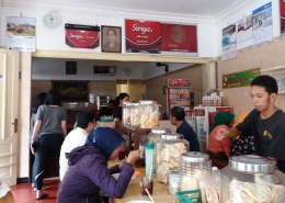 interior warung soto pojok (koleksi pribadi)