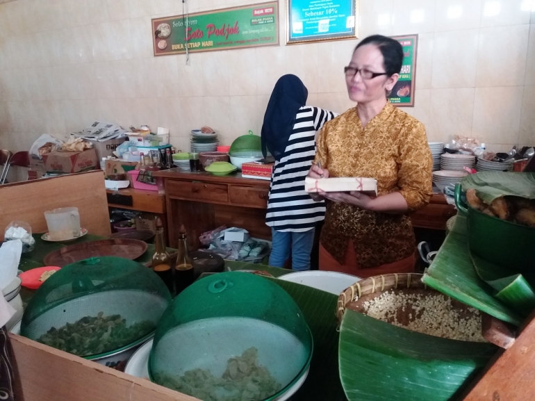 Ibu Raharjo, pemilik warung Soto Pojok (koleksi pribadi)