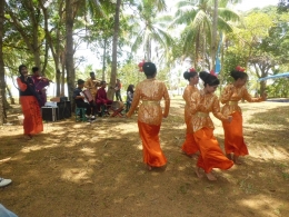 Tarian Dankong yang ditampilkan Keluarga Nek Nurma di salah satu pulau kecil Kota Batam. | Dokumentasi Pribadi.